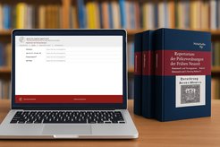 Ein Laptop steht auf einem Holztisch vor einem Bücherregal. Auf dem Bildschirm ist die Suchmaske der Datenbank "Repertorium der Policeyordnungen" des Max-Planck-Instituts für Rechtsgeschichte und Rechtstheorie zu sehen. Daneben stehen drei gebundene Bände mit dem Titel „Repertorium der Policeyordnungen der Frühen Neuzeit“, herausgegeben von Michael Stolleis, mit dem Schwerpunkt auf Dänemark und Herzogtümern.